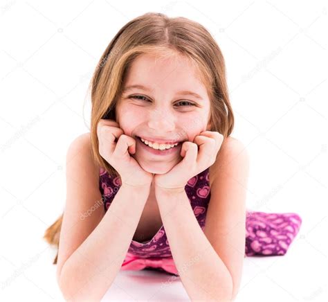 Милая девочка подросток лежит на полу улыбаясь и держа голову руками 166836734 Ларасток