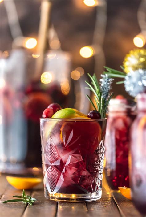 These 12 christmas drink recipes are easy to make & are sure to spread holiday cheer! 25+ Heavenly Vegan Christmas Drinks and Cocktails | The ...