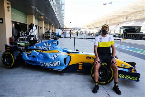 Fernando alonso díaz, né le 29 juillet 1981 à oviedo, est un pilote automobile espagnol, premier champion du monde de formule 1 de l'histoire de son pays, en 2005, au volant d'une renault, titre qu'il conserve l'année suivante avec la même écurie. Alonso et la Renault R25 en démo à Abu Dhabi