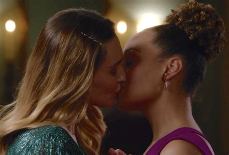‘good Witch Series Finale Has First Lgbtq Kiss On A Hallmark Series Tvline