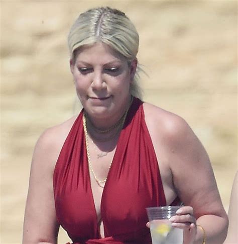 Tori Spelling Caught By Paparazzi Relaxing In Swimsuit Nucelebs Com