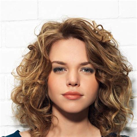 Coupe Mi Longue Bouclée De Coiffandco Marie Claire Short Layered Curly