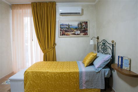 Il set di cortesia contiene prodotti da bagno (bagnoschiuma, shampoo, saponi), asciugamani e biancheria. Camera Doppia con Letti Singoli - Vittoria Guest House