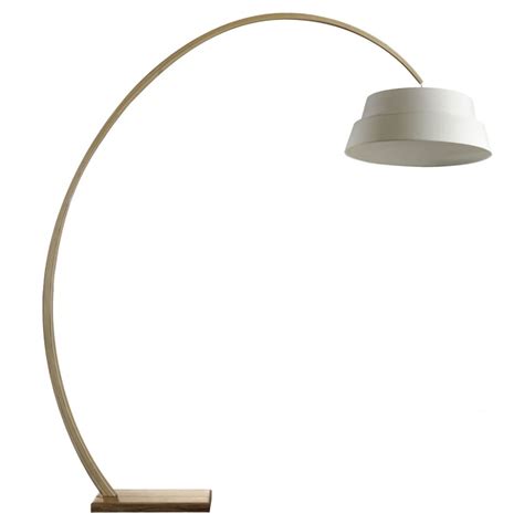 Lampes sur pied, unique en son genre, cette lampe sur pied métallique est un choix idéal pour n'importe quel décor. Lampadaire design Nuala finition bois par Objekto