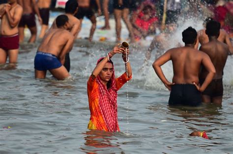 Thousands Take Holy Dip In India S Ganges River Amid Covid Surge
