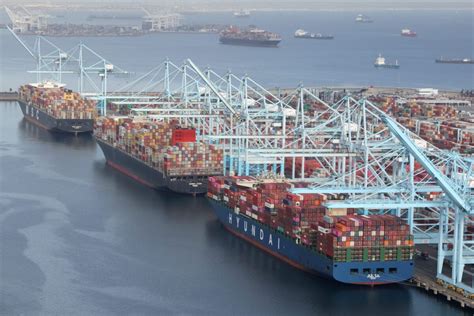 Fitch Predicts Port Congestion Will Prevent Container Shippings Return
