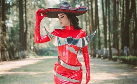 Kim Loaiza y su outfit en Devoto que homenajearía a Selena Quintanilla
