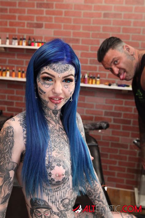 Heavily Tattooed Girl Amber Luke Poses Naked In A Tattoo Shop Nakedpics