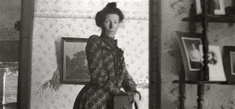 picture of woman taking mirror selfie in the 1900s goes viral