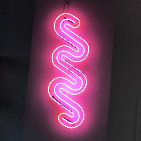 Squiggly Line Neon Sign 디자인 네온 간판 디자인소품 Neon Design Neon