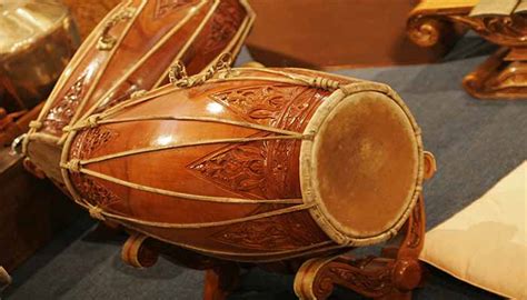 Dari jaman sebelum hindu budha hingga saronen berasal dari daerah madura dan pada umumnya digunakan dalam sebuah grup yang terdiri dari berbagai instrumen musik tradisional. Inilah 9 Alat Musik Tradisional Dari Jawa Timur Beserta Penjelasannya - Kamera Budaya