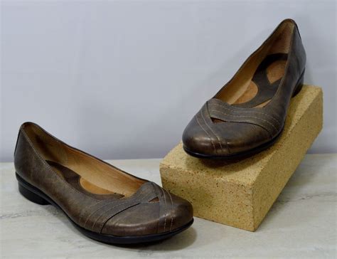 Clarks Artisan Womens Size 75 M Bronze Leather Low Heels Clarks