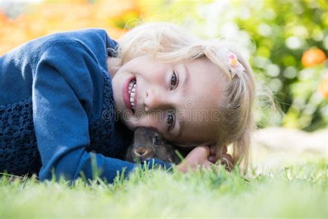 glad skratt liten flicka som leker med en barnkanin arkivfoto bild av gyckel barn 163208080