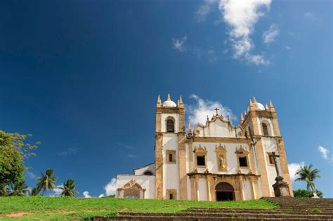 브라질 북동부에서 가장 오래된 도시 중 하나인 레시페 시에 있는 레시페 구 교회 프리미엄 사진