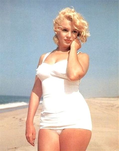 The Amagansett Beach Sitting By Sam Shaw Marylin Monroe Body Marilyn Monroe Photos New