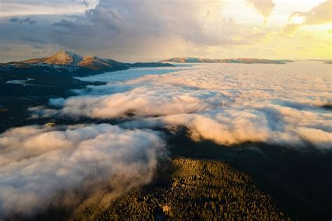 Vista Aérea Del Amanecer Vibrante Sobre Densas Nubes Blancas Con