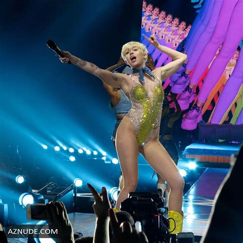 Miley Cyrus Showed Her Sexy Ass On Stage During Performance At The O2