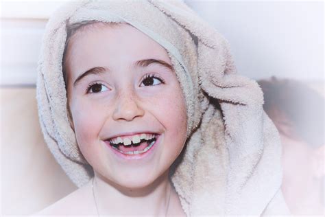 fotos gratis persona niña blanco fotografía niño rosado expresión facial labio sonreír