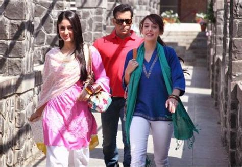 Kareena Kapoor And Hazel Keech Looks Rock In Bodyguard Movie Noryana