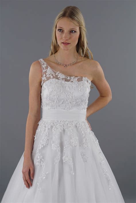 Dieser pinnwand folgen 174 nutzer auf pinterest. Brautkleid Kathi- wunderschön bestickt | Brautkleid ...