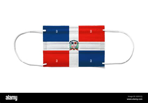 bandera de república dominicana en una máscara quirúrgica desechable fondo blanco aislado
