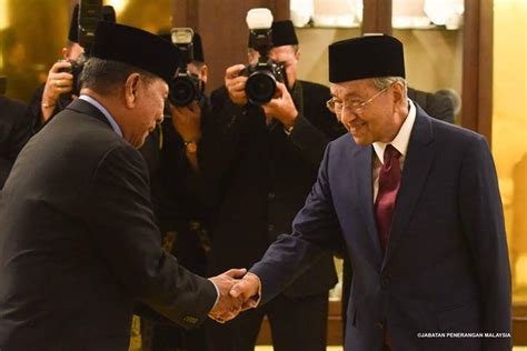 Auflistung des ersten sultans von kedah als sultan mudzafar shah i jahrhunderte vor der aufteilung des abbasidischen kalifats in. (6 GAMBAR) YAB PM, Tun M menghadap Sultan Kedah | Dunia Gosip