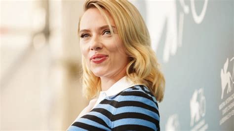Scarlett Johansson Lleva Cardigan En Una De Sus Películas Vogue
