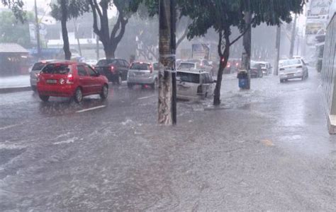 Chuva Alaga Ruas No Centro De Manaus