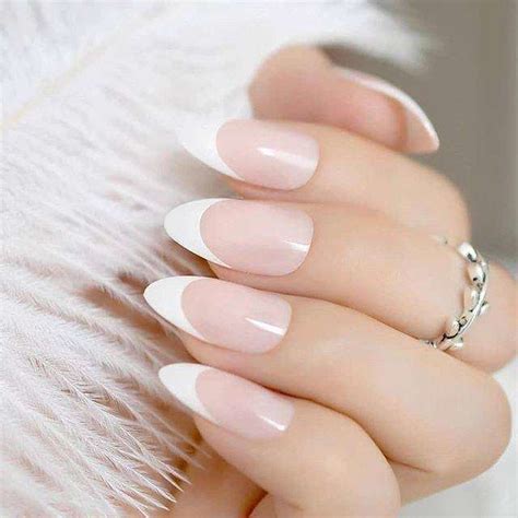 Si te gustaron estas foros y quieres ver mas visita esta galería con más de 120 uñas decoradas con flores. Uñas para boda - Uñas novia 2020 - Tendenzias.com