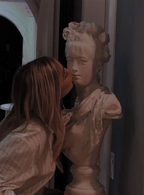 Statue Kissing Makika69