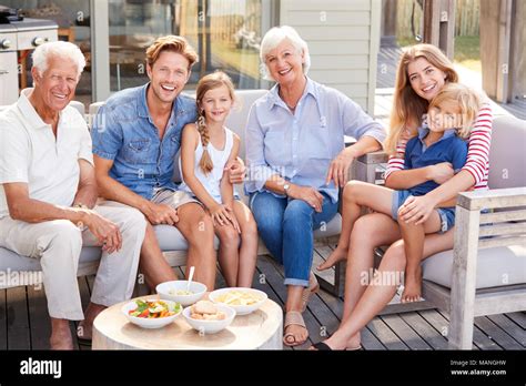 Familia Con Tres Hijos Fotografías E Imágenes De Alta Resolución Alamy