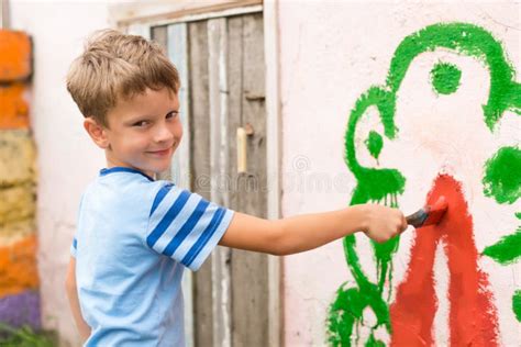 Les Enfants Dessinent Une Photo Sur Le Mur Photo Stock Image Du