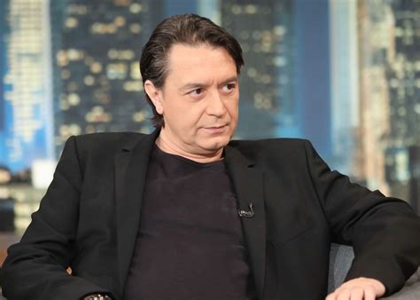 Ο γιάννης κότσιρας μας δίνει ραντεβού στις 22 ιουνίου στο θέατρο ηρώδου του αττικού για τον εορτασμό των 20 χρόνων του στη δισκογραφία με τον τίτλο ότι θυμάσαι δεν πεθαίνει. Ο Γιάννης Κότσιρας αποκαλύπτει για τον Δημήτρη Μητροπάνο ...