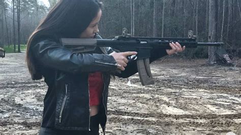 Jenelle Evans Gun Pic Gets Backlash After Florida School Shooting Hollywood Life