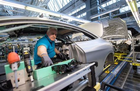 Daimler Bilanz Stuttgarter Autobauer Zahlt Rekordpr Mie F R Mitarbeiter