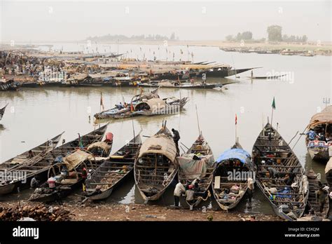 Africa Mali Boats At River Niger In Mopti Stock Photo Alamy