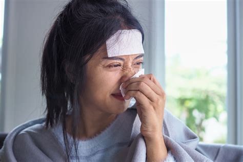 Premium Photo Asian Women Have High Fever And Runny Nose Sick People