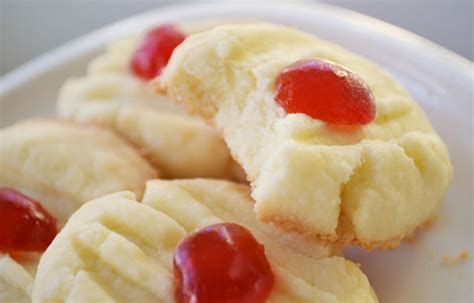 A small pinch of flaky salt is a yummy addition. Canada Cornstarch Shortbread Cookies / Lemon Scented ...
