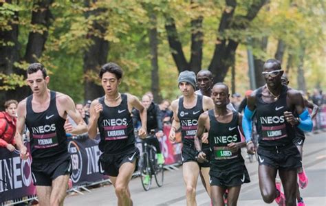 킵초게 신발 나이키 알파플라이 넥스트 언박싱 착용후기 eliud kipchoge s 1 59 marathon nike shoes nike alphafly next. 세계 최고 마라토너 킵초게가 페이스메이커들과 '2시간' 기록의 ...