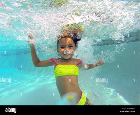 Girl In Water Girl Underwater Hi Res Stock Photography And Images Alamy