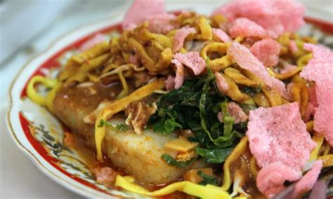 Berupa lontong sayur santan berisi telur, tahu, labu siam, sampai kacang panjang. Cara Membuat Pecel Sayur yang Mudah dan Lezat, Yuk, Intip Resepnya!