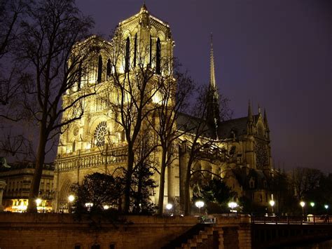 Notre Dame Belpolitikai vita alakult ki a huszártorony újjáépítéséről