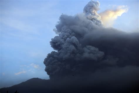 Bali Volcano Eruptions Dust Resorts In Clouds Of Ash