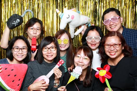 Photo Booth Ideas To Make School Alumni Dinners A Big Hit