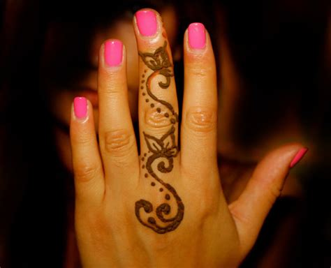 Temporary Henna Tattoos For Women And Men To Make Easy