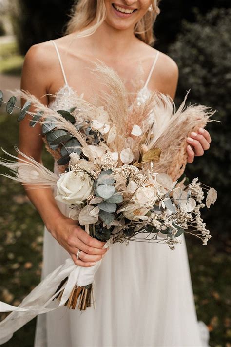 Dramatic Pampas Grass Wedding Ideas That Are New And Unique Ewi