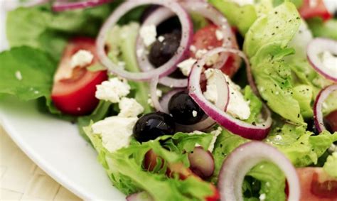 Mantén el aderezo refrigerador hasta el momento de servir. Ensaladas para el verano - Hogarmania