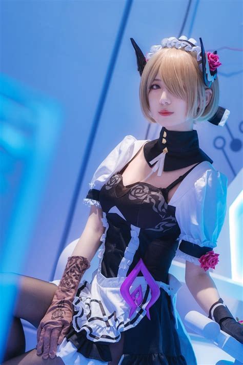 どエロいのが貼れたら浮上するアカウント 女性のコスプレ コスプレ 衣装 女の子 ポーズ