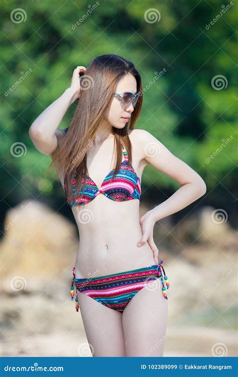 Junge Frau Im Bikini Der Auf Dem Strand Sich Entspannt Stockbild