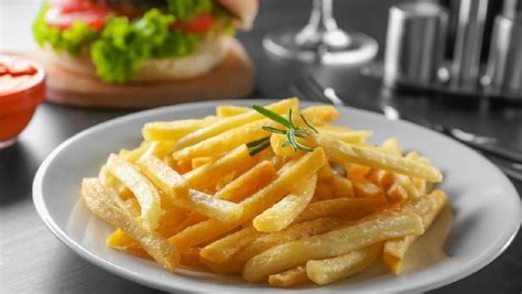 Potato wedges adalah makanan cemilan yang enak dan gurih, biasanya disantap dengan mayonaise, mosterd atau saus tomat. Terpopuler: Cara Bikin Kentang Goreng, Ashanty Nyaris ...